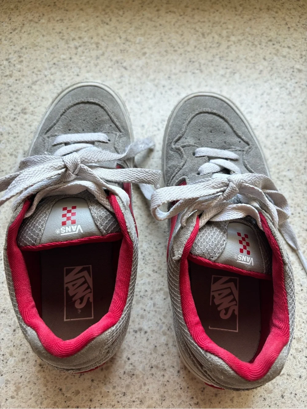 Vans - Kids Gray White and Red Low-Top Skate Sneakers Shoes for Boys in size 2